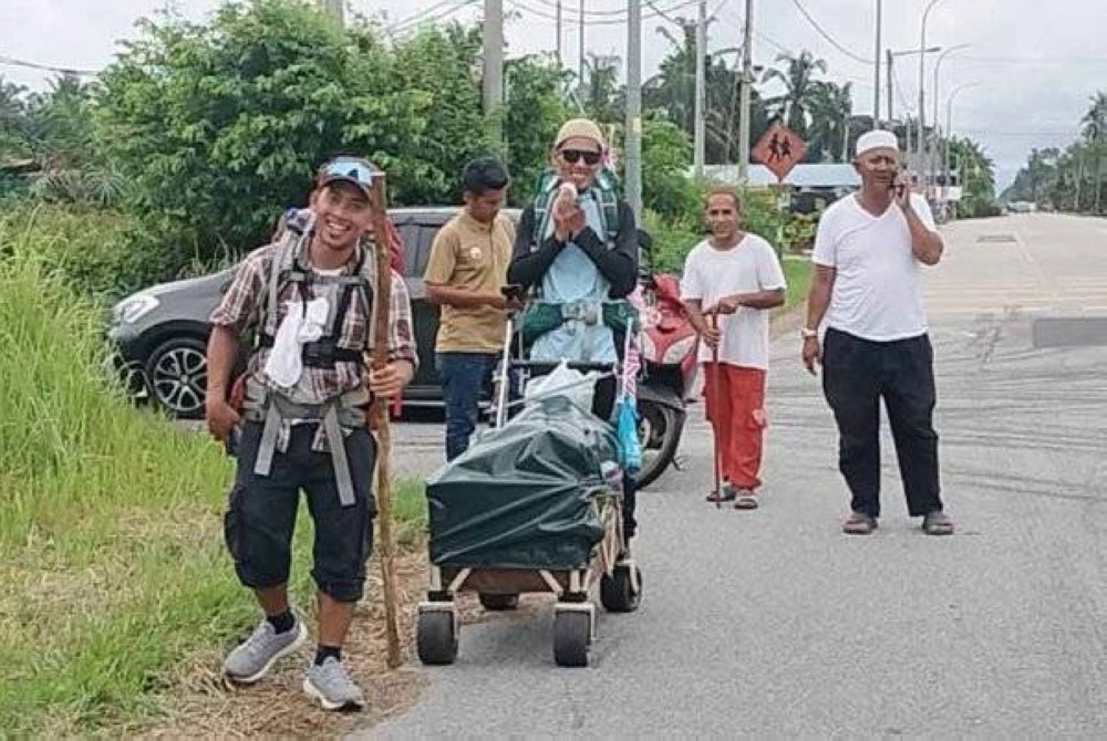 Dua bersaudara iaitu Mohamad Al Bukhari dan Mohamad Azizul mulakan misi berjalan kaki ke Tanah Suci.