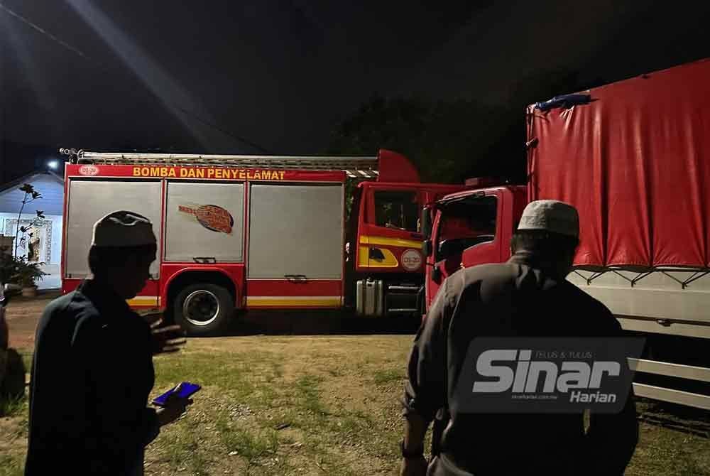 Jentera bomba dan lori yang digunakan bagi membawa jenazah Allahyarham Sheikh Mohd Ali ke Tanah Perkuburan Islam Kampung Jaya. - FOTO: SINAR HARIAN/ADILA SHARINNI WAHID.