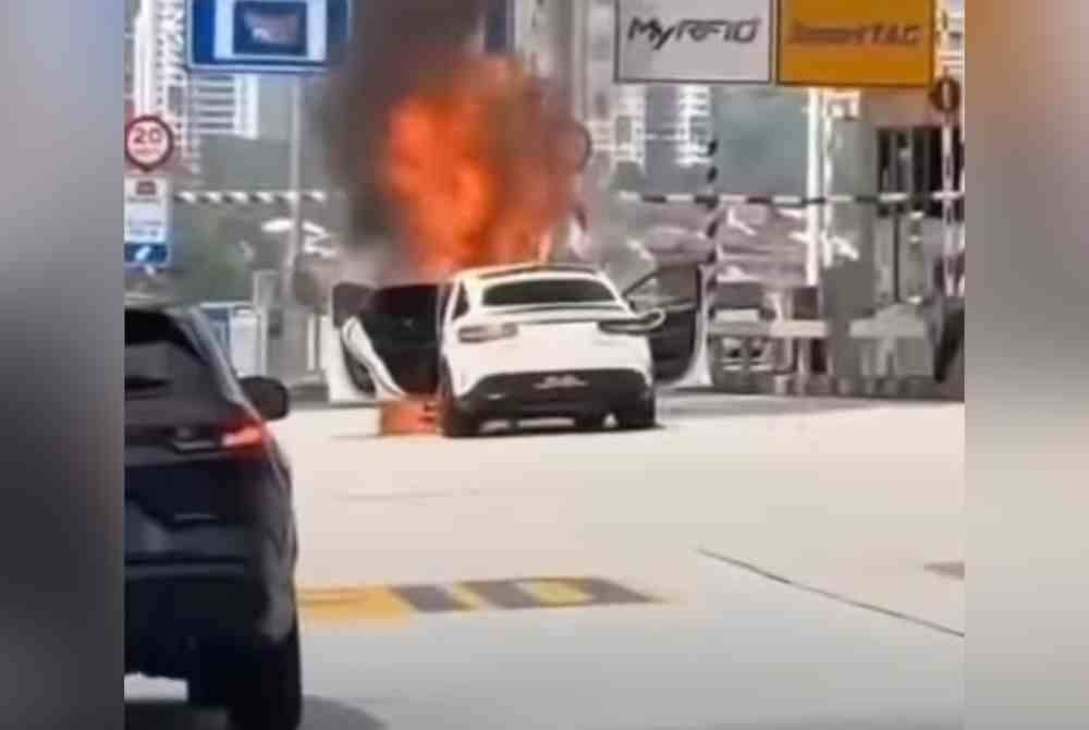 Kereta yang dipandu seorang lelaki terbakar di Plaza Tol Wangsa Maju selepas melanggar seorang penunggang motosikal di Lebuhraya SPE.