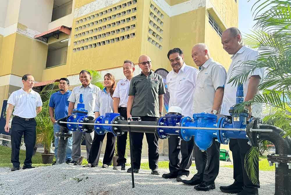 Zulkiflee (dua dari kanan) bersama Jaseni (tiga dari kanan) melihat kemudahan bekalan air dan infrastuktur kampus yang telah dinaiktaraf di Desa Siswa Indah Kembara, USM.