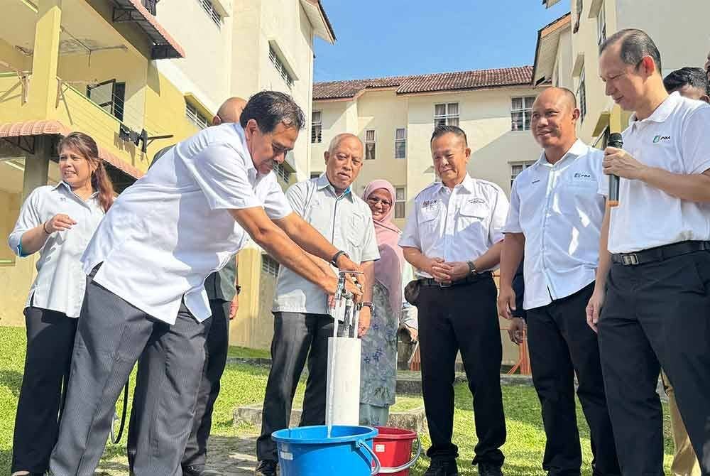 Zulkiflee (empat dari kanan) mendengar penerangan oleh Jaseni (dua dari kiri) mengenai perbezaan pili yang menggunakan produk cekap air dengan pili biasa.