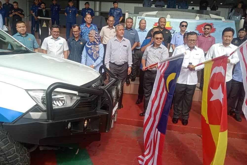 Amirudin (dua dari kanan) melepaskan Konvoi Misi Bantuan Bencana Skuad Ihsan Madani: Bantuan Pasca Banjir Negeri Kelantan pada Isnin