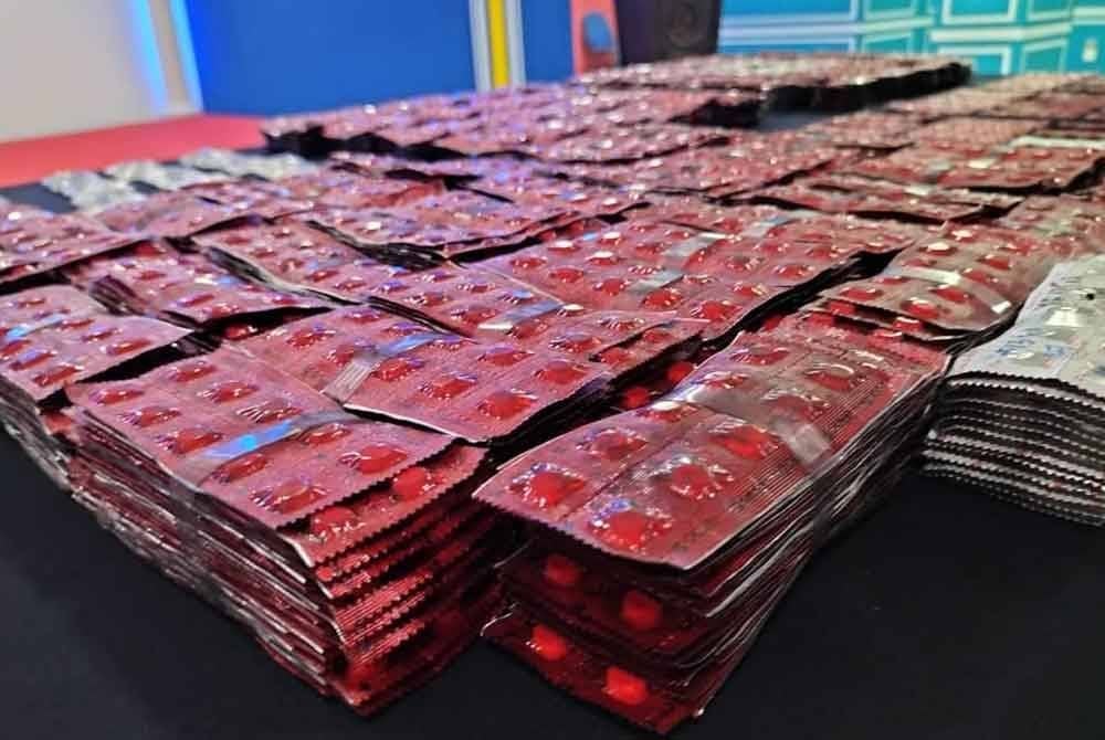 Selain dadah bernilai hampir RM3 juta, polis turut menyita sembilan buah kereta, wang tunai dan barang kemas.