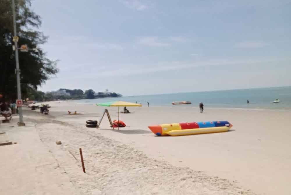 Pengoperasian payung pantai yang lebih cantik di Pantai Telok Kemang di sini ditunda pada awal Januari depan berikutan berlaku kelewatan dalam mendapatkan bekalan payung berkenaan.