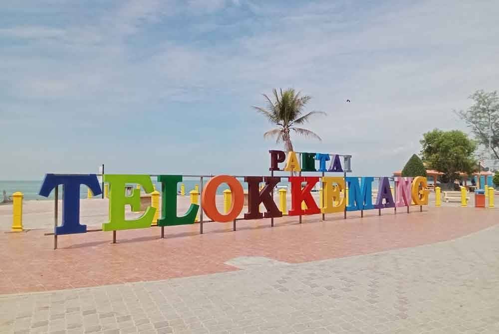 Tinjauan Sinar Harian di lokasi mendapati pengunjung masih kekal menikmati suasana pemandangan pantai yang luas dan cantik tanpa halangan khemah biru.