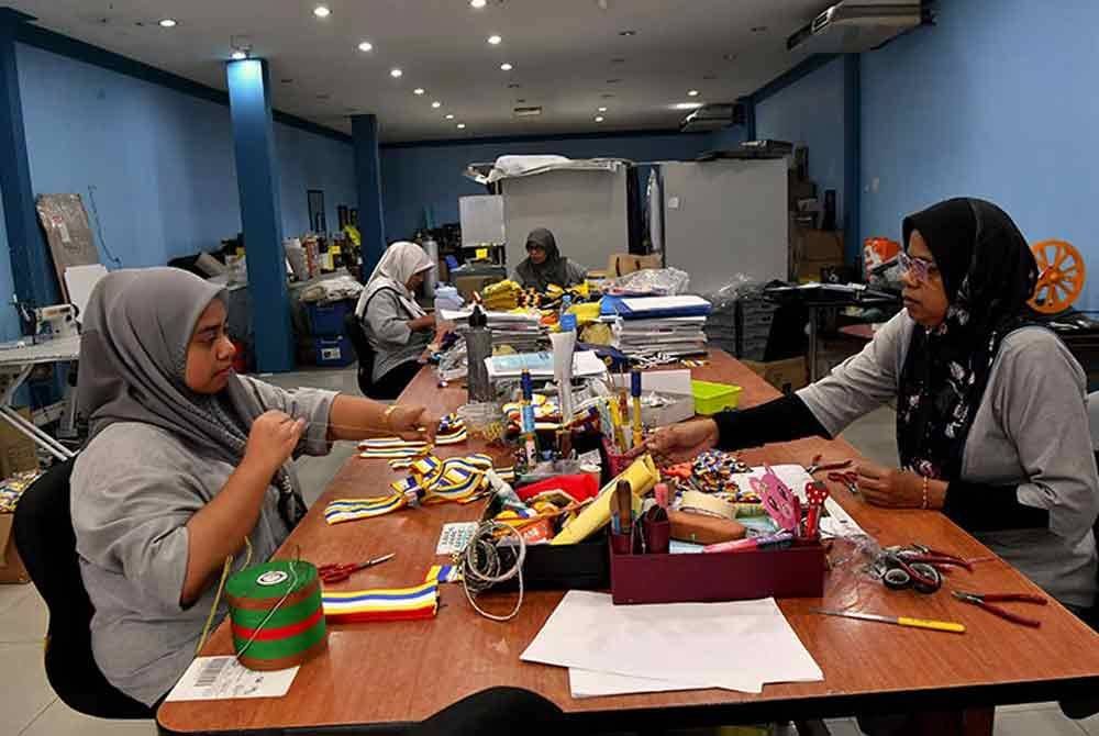 Kakitangan Mariwasa Kraftangan Sdn Bhd menghasilkan selempang negeri Pahang untuk kegunaan sempena majlis perkahwinan kerabat Diraja Pahang. Foto Bernama