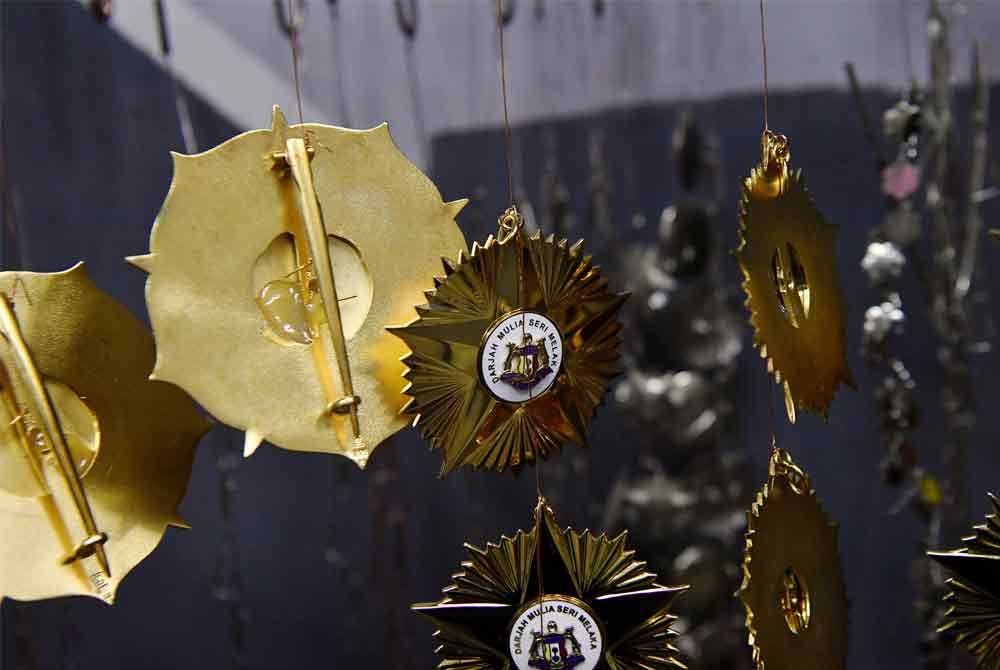 Proses terakhir pengeringan pingat darjah kebesaran di Kilang Mariwasa baru-baru ini. Foto Bernama