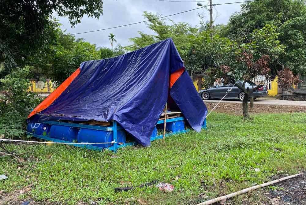 Oktober lalu badan bukan kerajaan, Crisis Relief Services and Training (CREST) melalui Disaster Relief Network (KDRN) telah memberikan rakit kepada penduduk yang terkesan dengan banjir buruk berhampiran Sungai Golok di Kelantan.