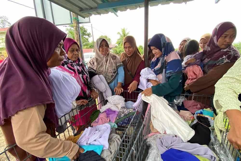 Penduduk berhampiran Sungai Golok hanya mampu mengharapkan sumbangan orang ramai apabila kediaman mereka saban tahun ditenggelami banjir buruk.