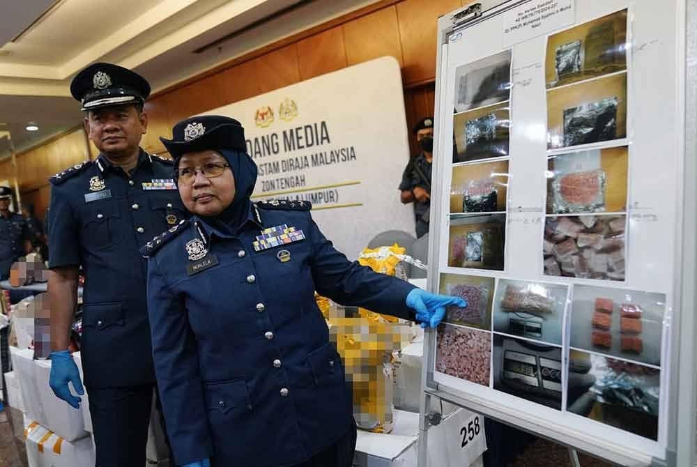 Norlela menunjukkan pil disyaki ekstasi yang dirampas JKDM, Julai lalu.