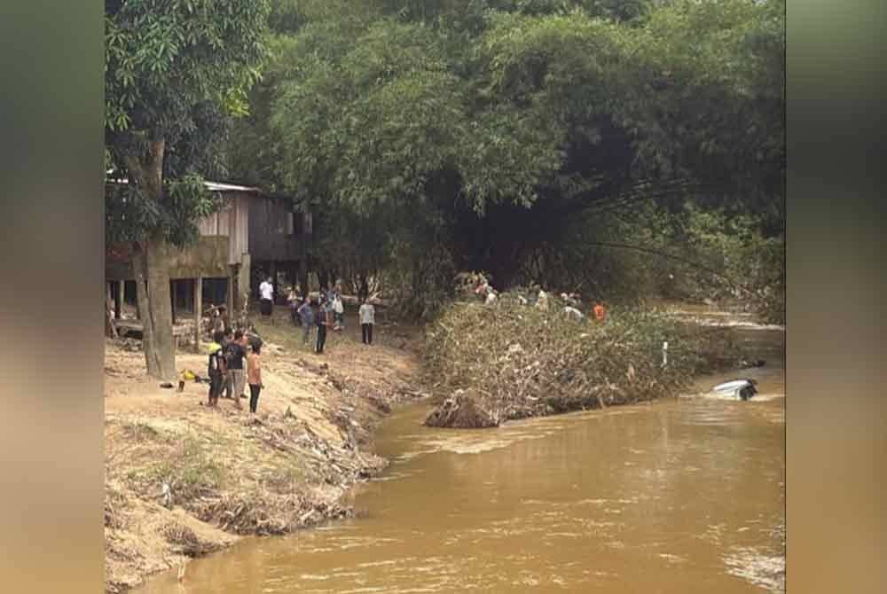 Tindakan pantas penduduk kampung berjaya menyelamatkan seorang lelaki daripada maut selepas kenderaan pelbagai guna (MPV) dipandunya terjunam ke dalam Sungai Durian, Kuala Krai pada Ahad.