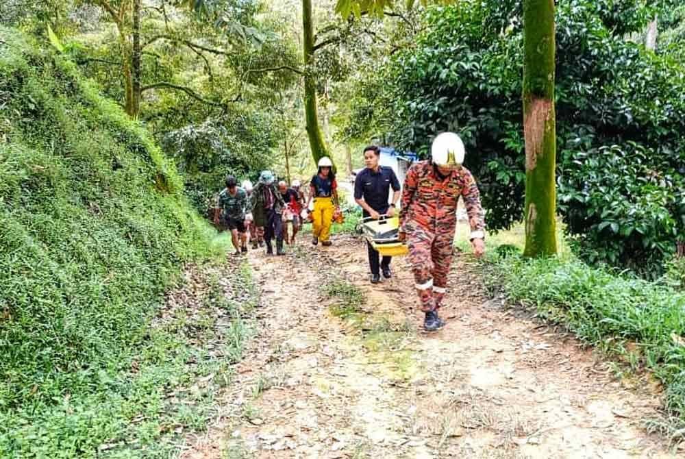 Anggota bomba berjalan kaki untuk ke lokasi kejadian. Foto ihsan JBPM