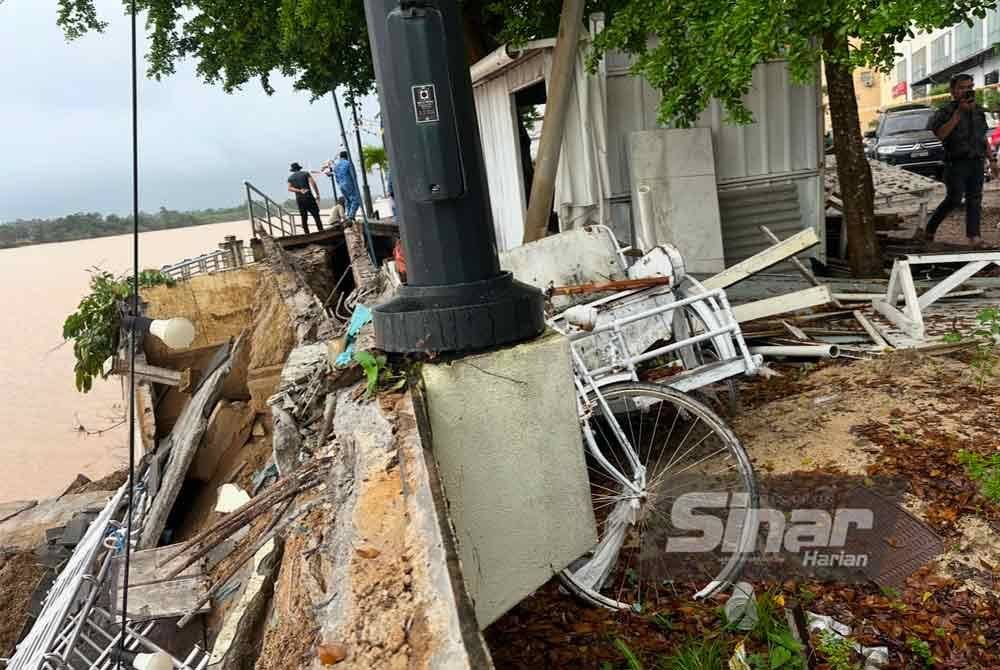 Barangan peniaga yang berada berdekatan tebing Sungai Kelantan. FOTO SINAR HARIAN-ADILA SHARINNI WAHID.