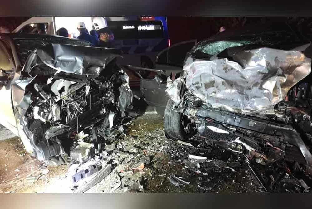 Keadaan dua kereta yang terlibat dalam nahas berkenaan. - foto BBP Mersing