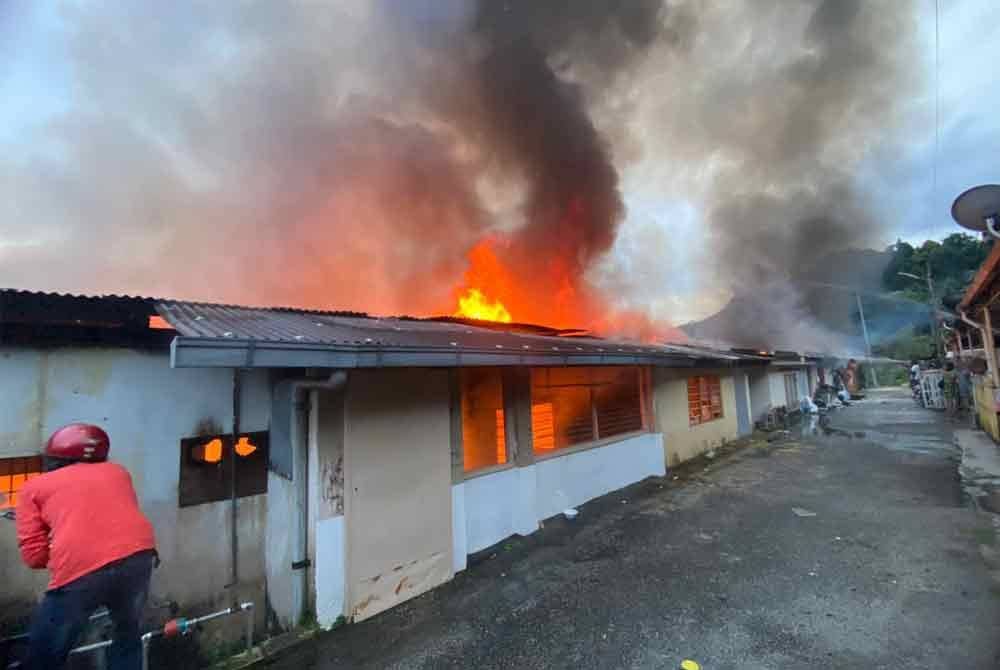 Kebakaran melibatkan tujuh buah rumah di Jalan Ladang Hong Seng.