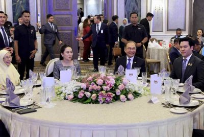 Perdana Menteri Datuk Seri Anwar Ibrahim dan isteri Datuk Seri Dr Wan Azizah Wan Ismail mengadakan makan tengah hari bersama Perdana Menteri Thailand Paetongtarn Shinawatra dan pasangannya Pidok Sooksawas di Kompleks Seri Perdana, pada Isnin. Foto Bernama