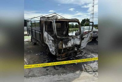 Tiga kenderaan termasuk sebuah lori terbakar akibat perbuatan khianat dalam kejadian di Kuala Gula, Kuala Kurau, Sabtu lalu. Foto: Ihsan pembaca