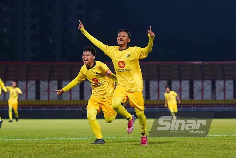 Pemain SMK Shah Alam meraikan jaringan ketika menentang SMK Tinggi Kajang. Foto Sinar Harian-MOHD HALIM ABDUL WAHID