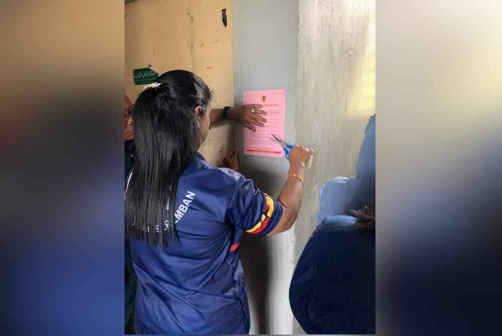 MBS memasang notis peringatan kepada penyewa PPR Paroi yang gagal menjelaskan tunggakan. Foto MBS