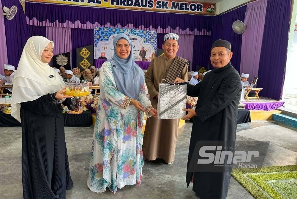 Safura (dua dari kiri) menyampaikan cenderamata penghargaan kepada Mohd Yusaini (kanan). Foto SINAR HARIAN-ADILA SHARINNI WAHID.