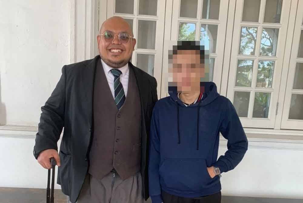 Peguam Khairul Naim Rafidi (kiri) bersama anak guamnya yang dilepas dan dibebaskan daripada pertuduhan merogol kanak-kanak perempuan berusia 13 tahun yang dikenali menerusi aplikasi WeChat enam tahun lalu.
