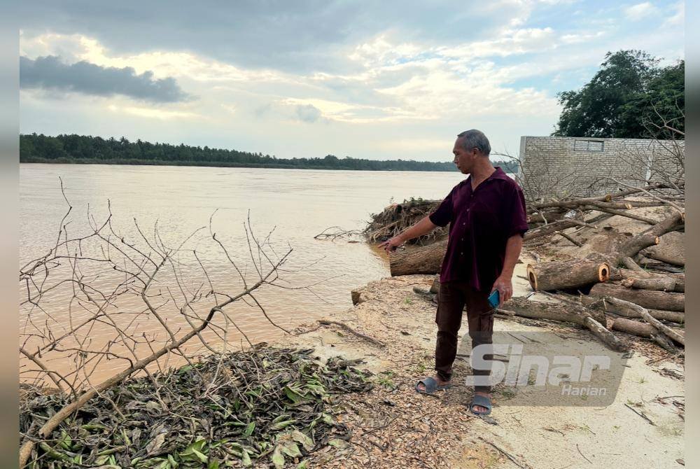 Syed Mohd menunjukkan bahagian tebing runtuh yang terbaharu pada Selasa. Foto SINAR HARIAN ADILA SHARINNI WAHID 