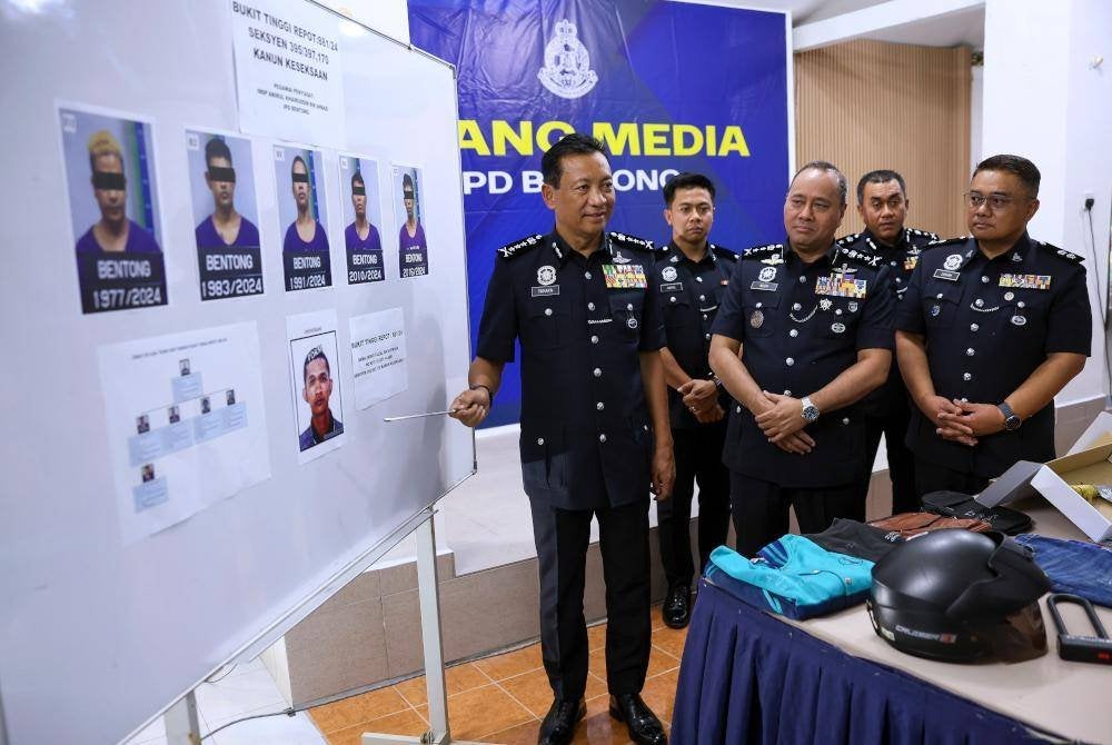 Yahaya (depan, kiri) bercakap pada sidang akhbar berhubung kejayaan polis menumpaskan kumpulan samun yang dikenali sebagai 'Geng Heri' di Ibu Pejabat Polis Daerah Bentong hari ini. Foto Bernama