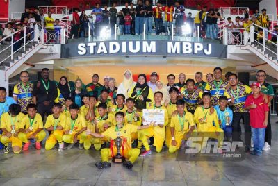 SMK Shah Alam muncul juara Piala Datuk Mokhtar Dahari B-15 buat kali ketiga berturut-turut. Foto Sinar Harian-MOHD HALIM ABDUL WAHID