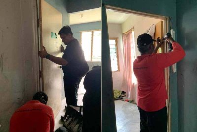 MBS membuka pintu rumah penyewa PPR Paroi yang gagal menjelaskan tunggakan melebihi RM15,000. Foto MBS