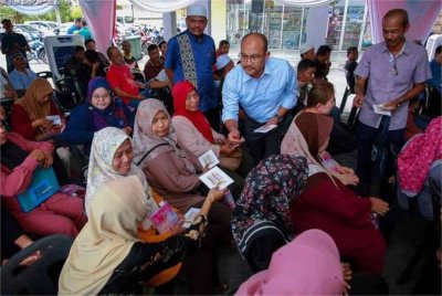 Mohd Salleh (tengah) turut menyampaikan wang ihsan I-Kafalah kepada 84 penerima bernilai RM42,000 yang merupakan bantuan khairat kematian sempena program sumbangan pasca banjir DUN Kubang Rotan.