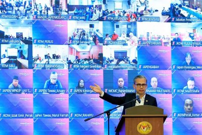 Fahmi Fadzil ketika menyampaikan amanat pada Majlis Perhimpunan Bulanan Kementerian Komunikasi hari ini. - Foto: Bernama