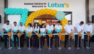Saksit Panurach (empat dari kanan) bersama Tony Ling (tiga dari kanan), Neil Gurusamy (tengah) dan Azliza (enam dari kiri) merasmikan pembukaan stor Lotus's ke-70 di Bandar Rimbayu pada 11 Disember lalu.