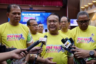 Nanta (tengah) ketika sidang akhbar pada Majlis Peluncuran Acara Larian 'Cultural Night @ Penang 2nd Bridge 2025' di Lembaga Lebuhraya Malaysia (LLM) hari ini. - Foto: Bernama