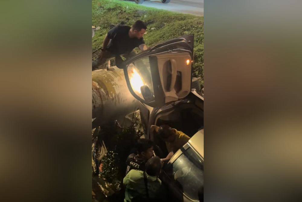 Mangsa yang tersekat dalam kenderaan berjaya dikeluarkan.