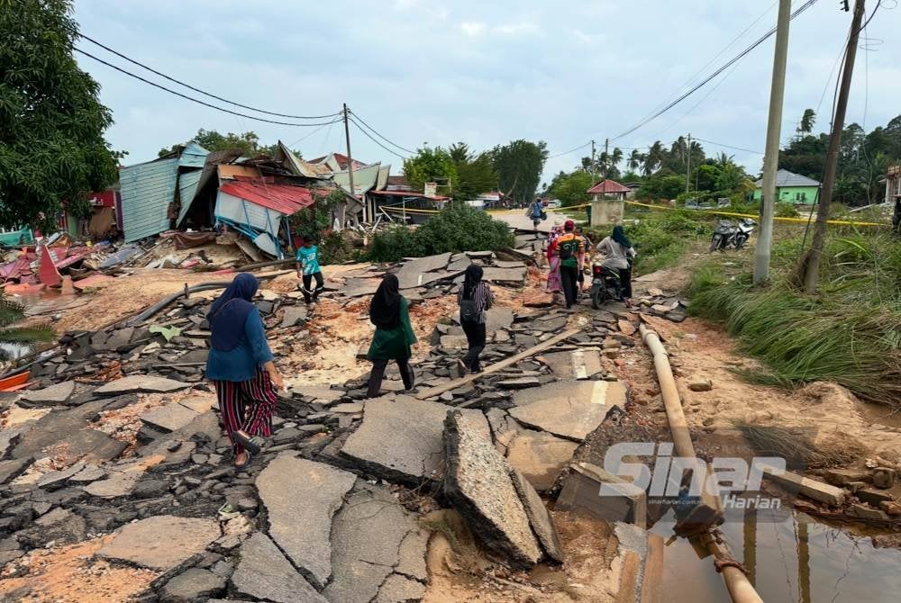 Kemusnahan yang berlaku akibat bah dan arus deras di Kampung Jubakar, Tumpat.
