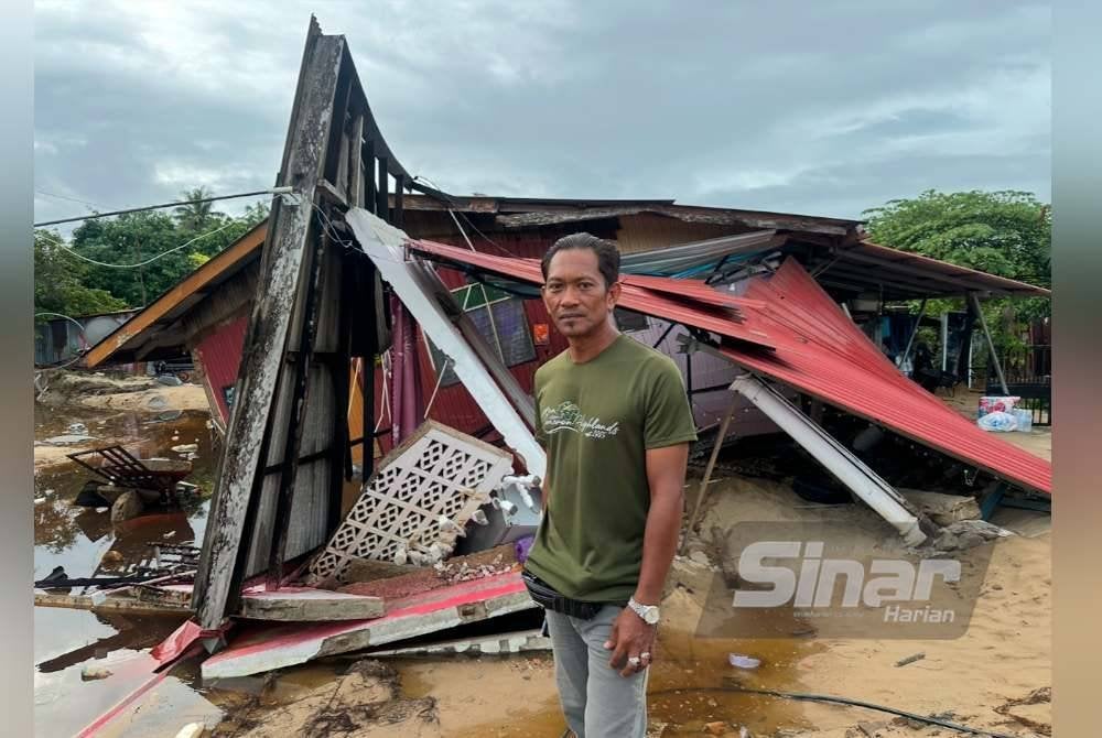 Ghazali di hadapan rumahnya yang runtuh di Kampung Baru Nelayan, Tumpat.