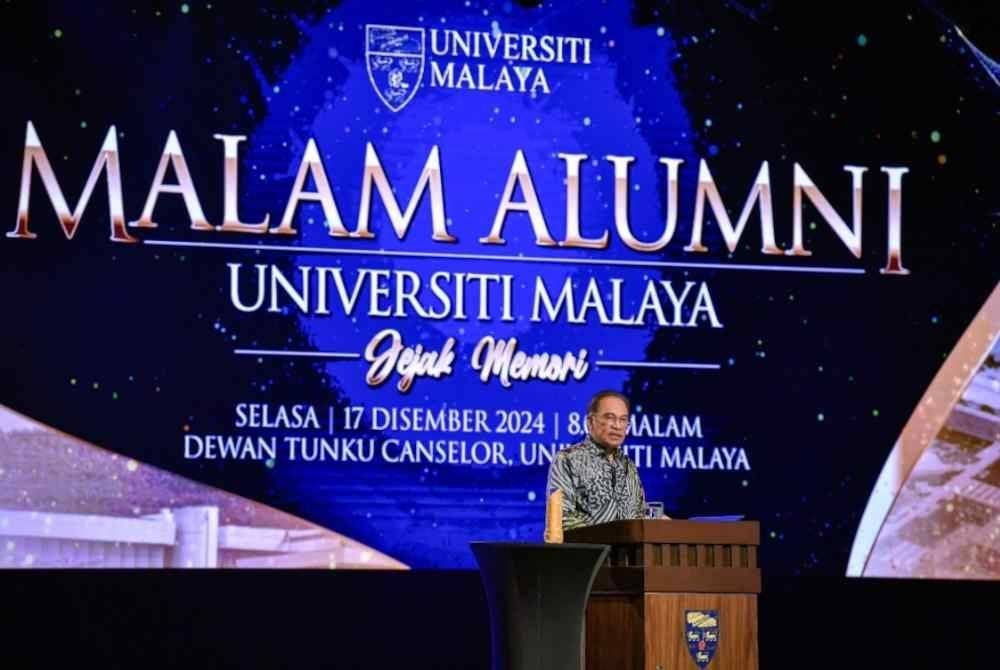 Anwar berucap pada Majlis Makan Malam Alumni Universiti Malaya di Dewan Tunku Canselor, Universiti Malaya, Kuala Lumpur malam tadi. Foto Bernama