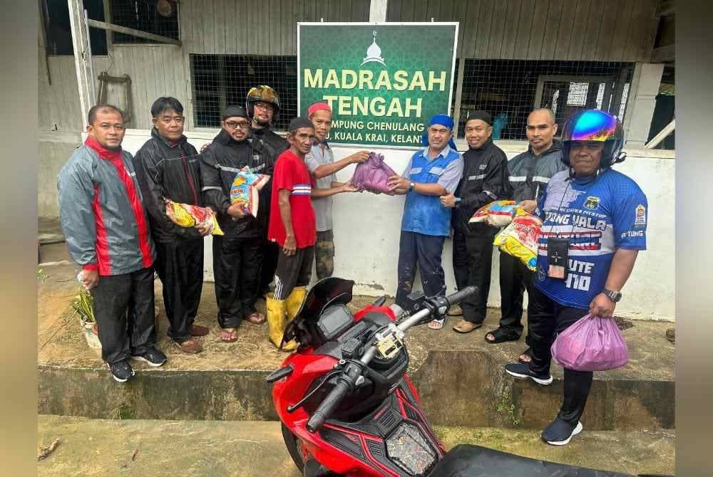 KSPDN menyampaikan sumbangan kepada penduduk yang terkesan banjir selain membantu kerja membersih kawasan.