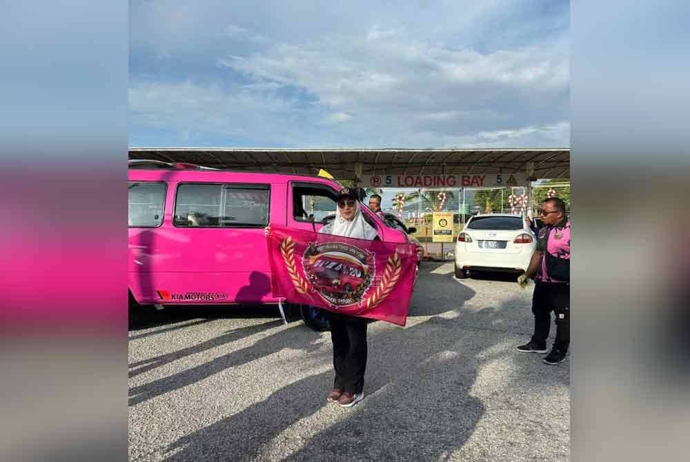 Norhaslinda memberikan sokongan kepada peserta konvoi Misi Bantuan Banjir 2024 ke Kampung Derang, Alor Setar, Kedah.