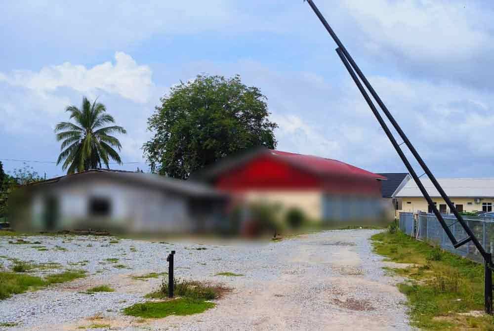 Kawasan parkir sebelum ini yang sentiasa dipenuhi kereta-kereta penduduk tempatan untuk menyeberangi Sungai Golok ke Pekan Tak Bai, Thailand kelihatan lengang.