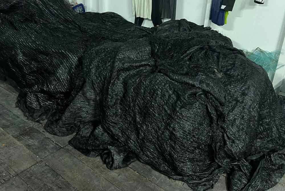 Serbuan berjaya merungkai penemuan 320 unit bubu naga yang disorok di stor jeti berkenaan menerusi operasi dijalankan Jabatan Perikanan Malaysia (DOF) Selangor kira-kira jam 10 pagi.