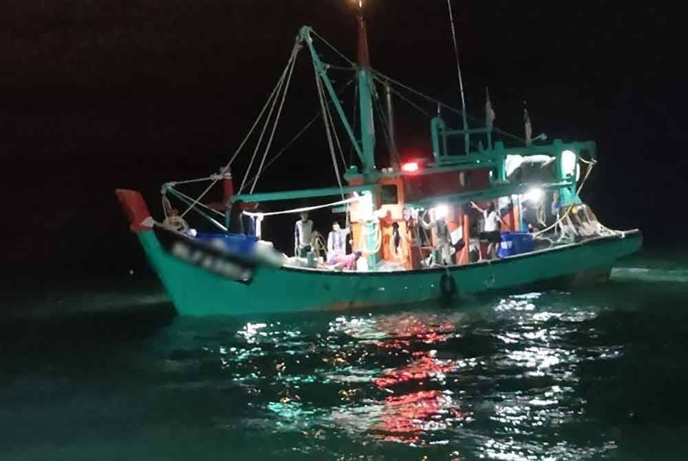 Bot nelayan B1 yang ditahan di kedudukan 6.2 batu nautika barat daya Tanjong Karang di sini pada Rabu.