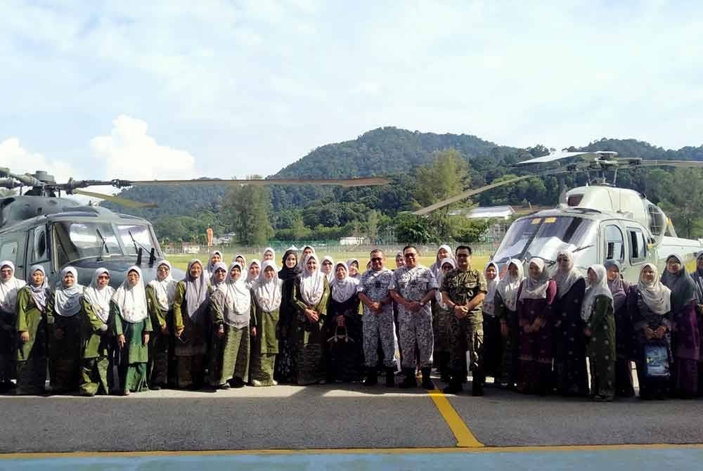 Peserta program bersama-sama tetamu kehormat turut merakam kenangan dengan dua helikopter milik TLDM selepas Program MyQurantime di Markas Udara TLDM.