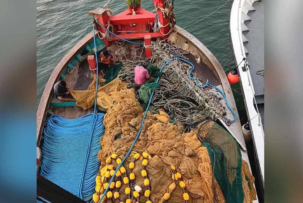 Bot bersama peralatan yang digunakan bagi tujuan tangkapan hasil laut turut dirampas. Foto Maritim Perak