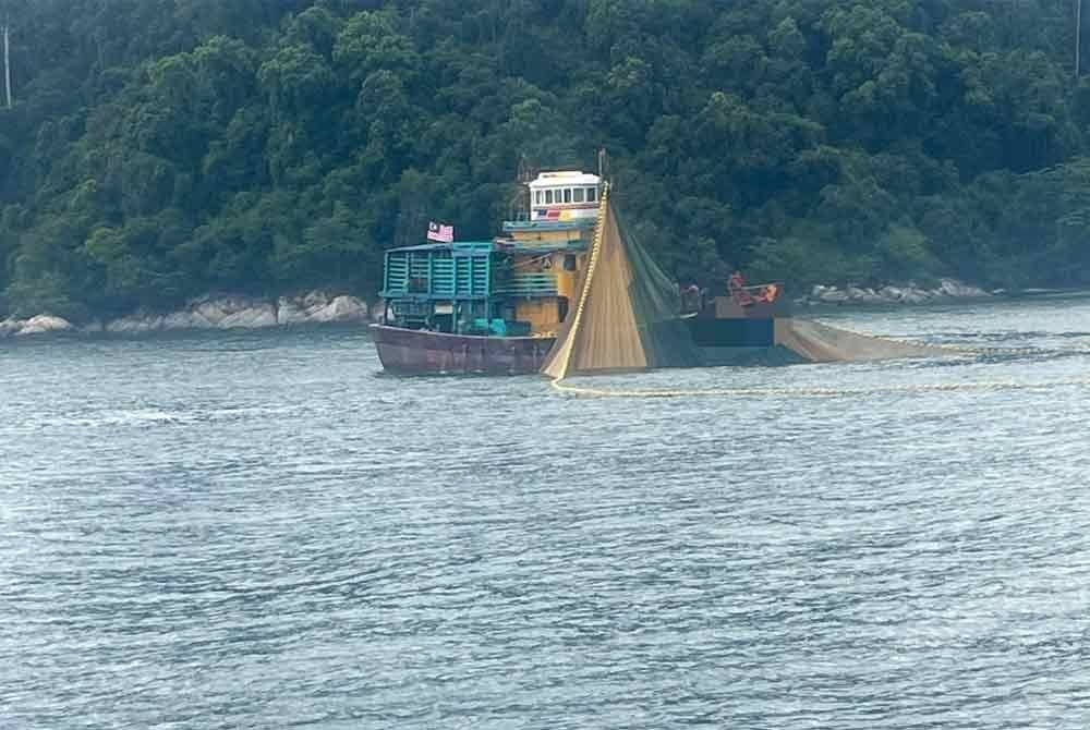 Tinjauan secara dekat pasukan operasi KM Jepak di lokasi mengesahkan vesel tersebut sedang melakukan aktiviti perikanan yang tidak dibenarkan. Foto Maritim Perak