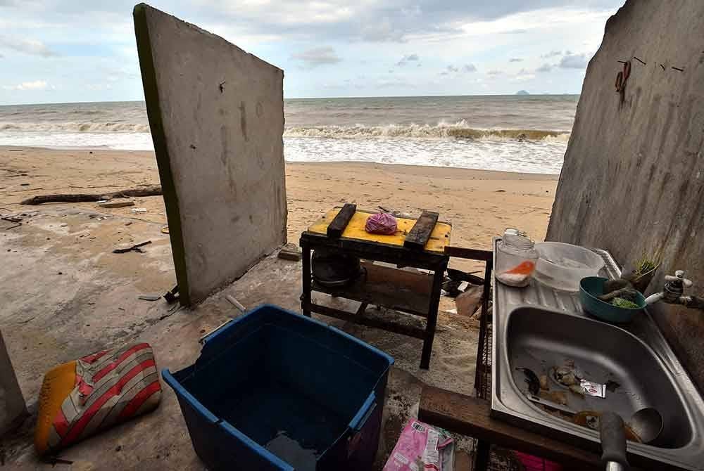 Keadaan hakisan pantai yang berlaku berikutan ombak besar menyebabkan struktur sebahagian kediaman runtuh ketika tinjauan Bernama di Kampung Dalam Rhu, Pachakang, pada Rabu. Foto Bernama