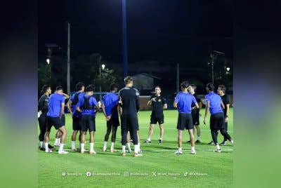Pengendali Harimau Malaya, Pau Marti Vicente ketika mengendalikan sesi latihan pasukan negara bagi kempen Piala ASEAN. Foto Football Association of Malaysia