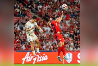 Aksi Singapura menentang Thailand dalam perlawanan Kumpulan A Piala ASEAN di Stadium Nasional, Kallang. Foto Football Association of Singapore