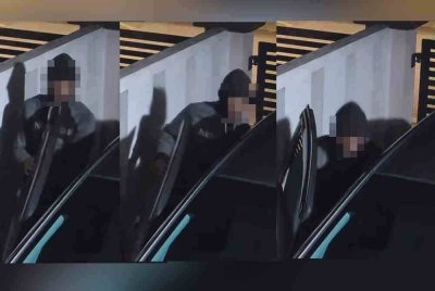 Tangkap layar video tular seorang lelaki dikesan terlibat dalam kejadian curi di sebuah rumah di Taman Klebang Putra, Chemor yang tular di media sosial pada Selasa.