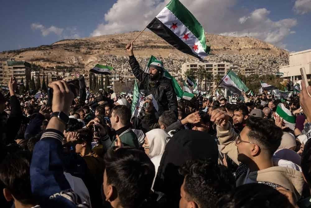 Penduduk Syria di ibu kota meraikan kejatuhan rejim Assad. Foto Agensi